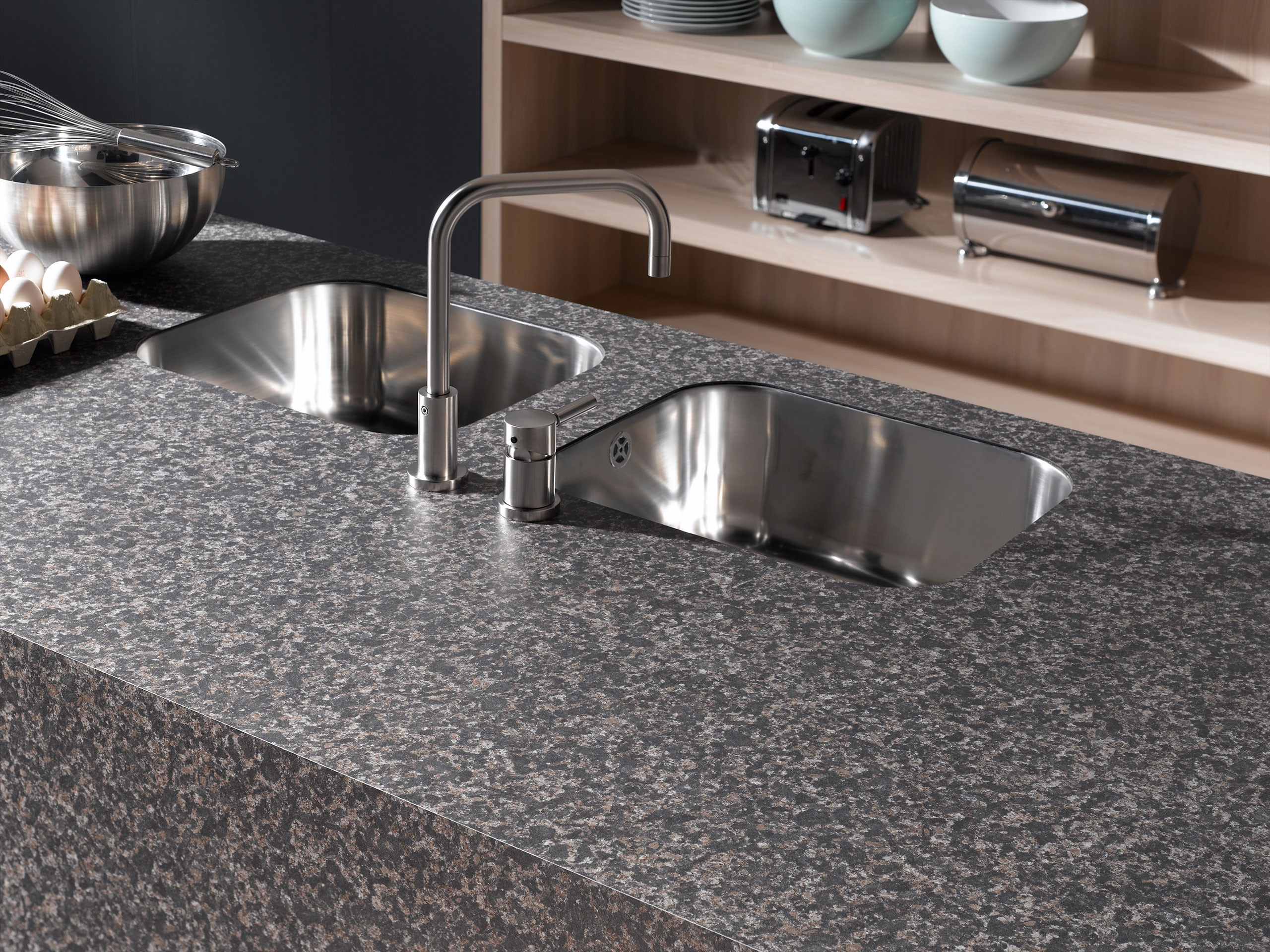 Detailaufnahme einer Arbeitsplatte in Steinoptik mit integriertem Doppelspülbecken