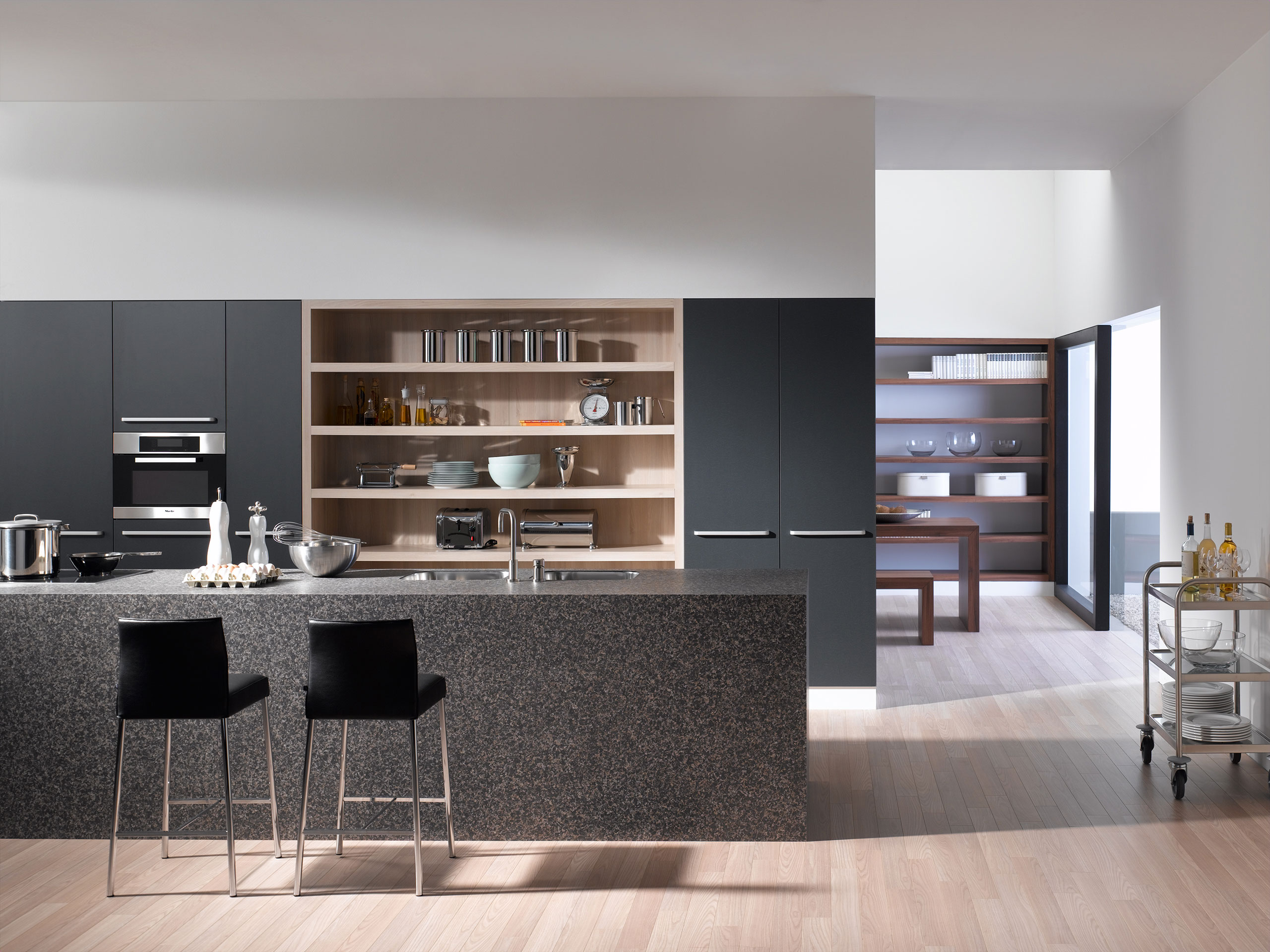 Impression einer offenen Küche mit Küchentheke in dunkler Anthrazit-Lackierung