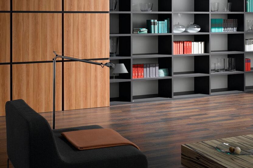 Detailaufnahme einer Regal-Schrank Kombination Detailaufnahme eines schwarz lackierten Bücherregals in Kombination mit quadratischen Holztüren für geschlossene Regalseite.