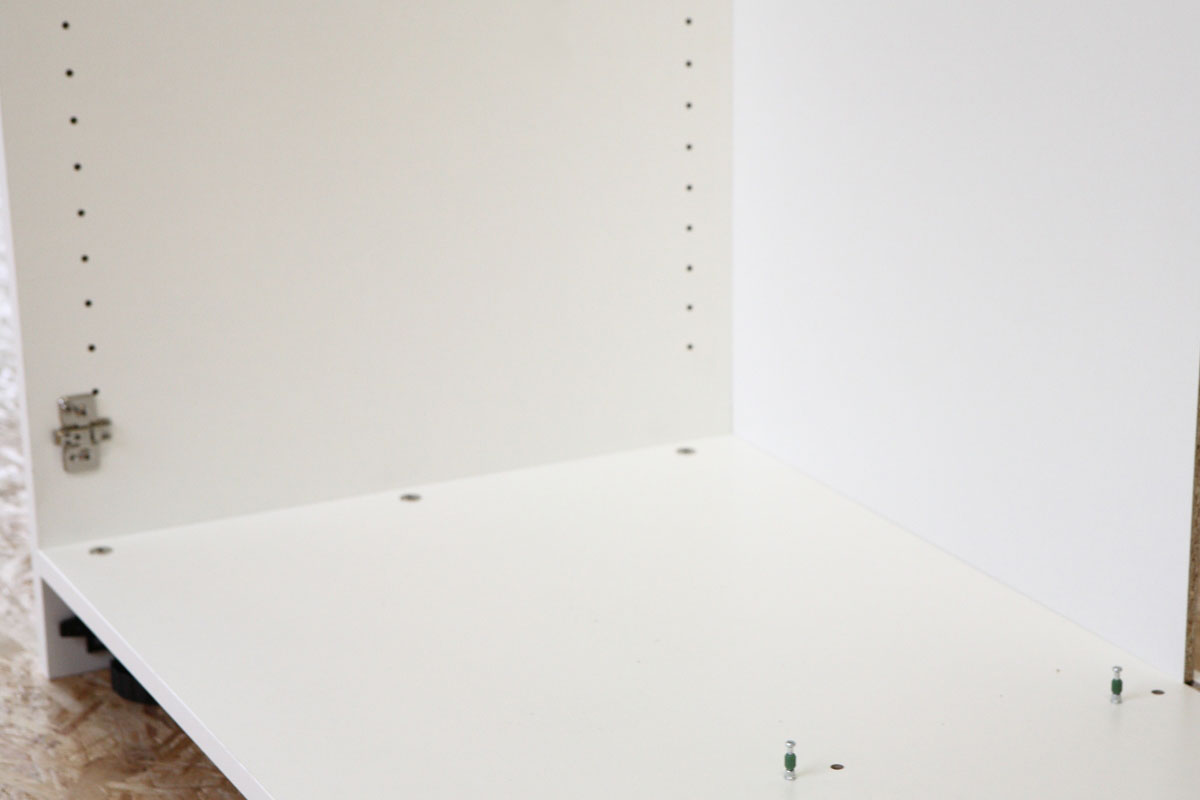 Detailaufnahme einer Schrankrückwand von innen Detailaufnahme einer Schrankrückwand von innen in einem Korpus.