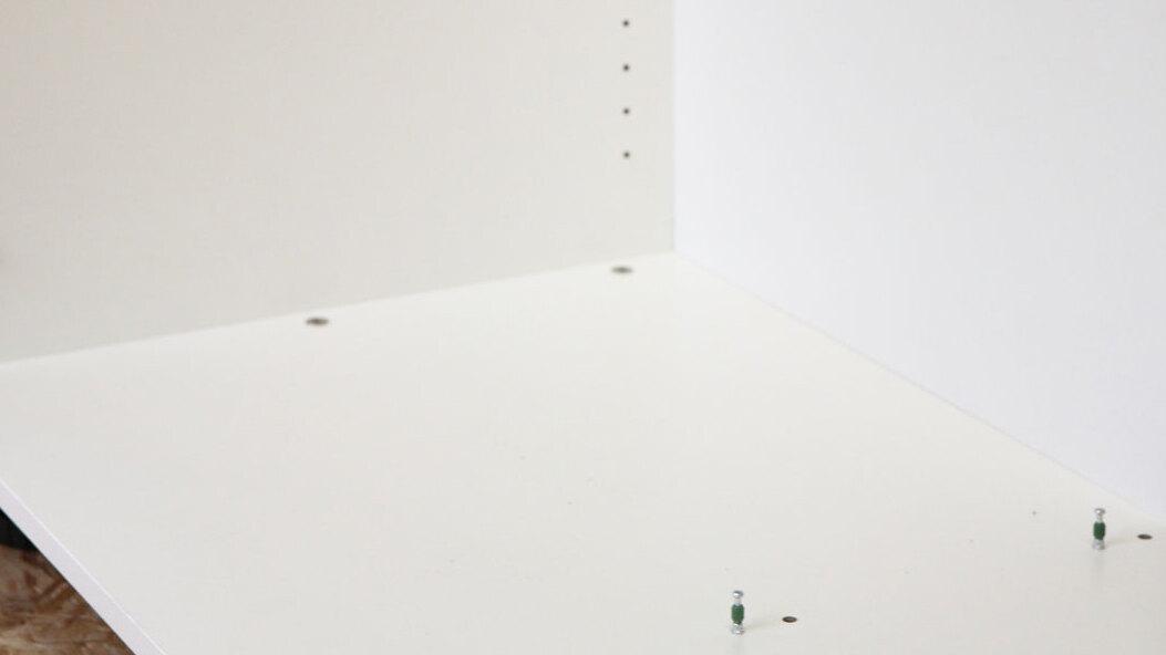 Detailaufnahme einer Schrankrückwand von innen Detailaufnahme einer Schrankrückwand von innen in einem Korpus.