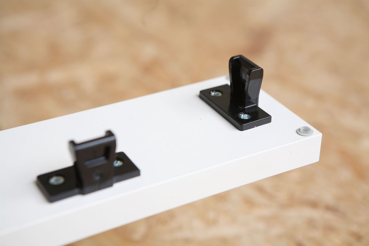 Detailaufnahme einer Sockelblende Detailaufnahme einer einhängbaren Sockelblende