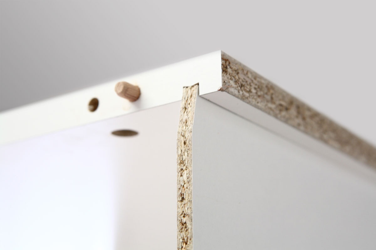 Detailaufnahme einer eingeschobenen Schrankrückwand von der Seite Detailaufnahme einer eingeschobenen Schrankrückwand von der Seite