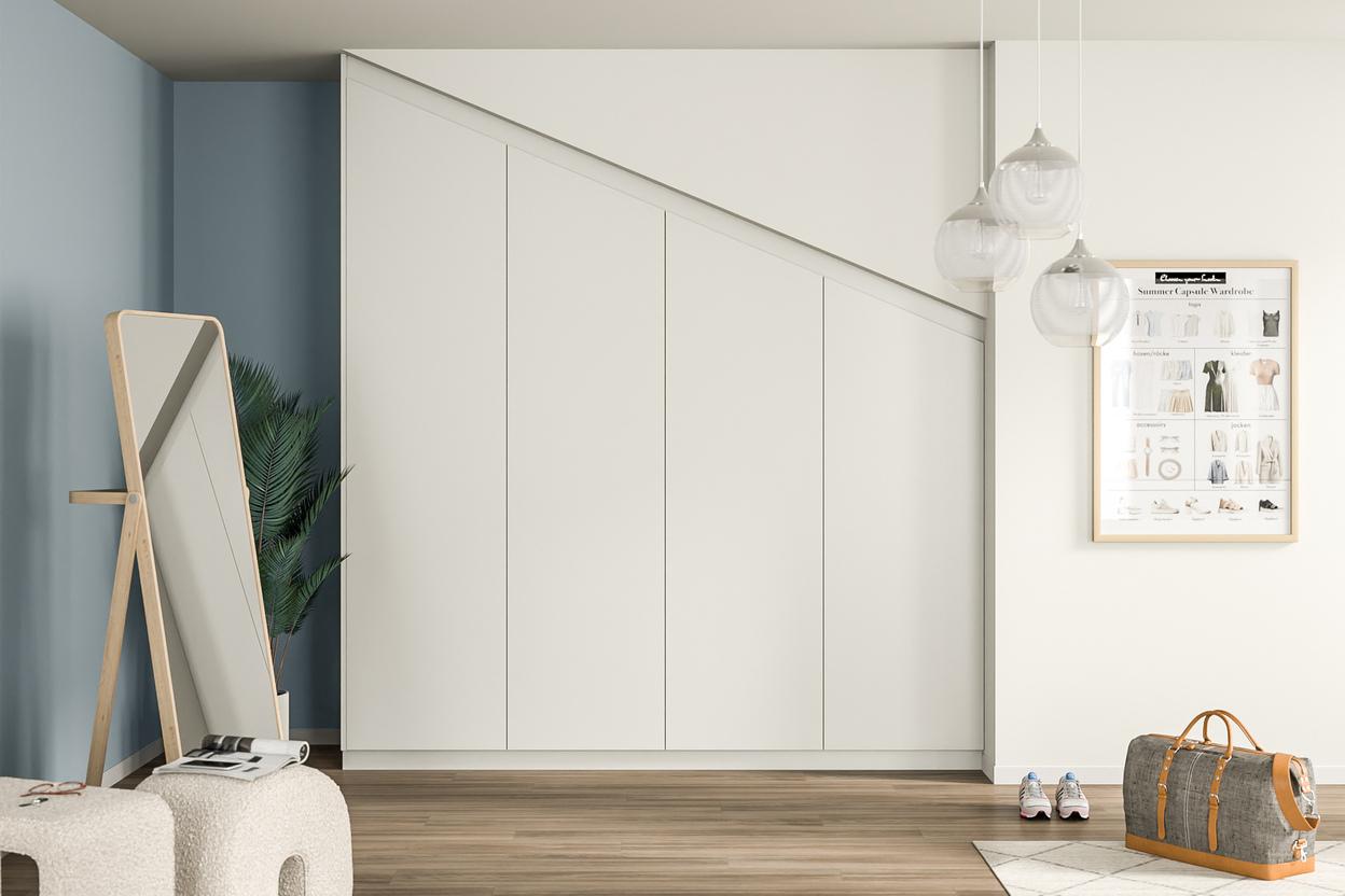Schlichter weißer Kleiderschrank nach Maß in einem Zimmer mit Dachschräge Maßgeschneiderter, weißer Kleiderschrank, der sich nahtlos in die Schräge des Raumes einfügt, mit klaren Linien und puristischem Design.