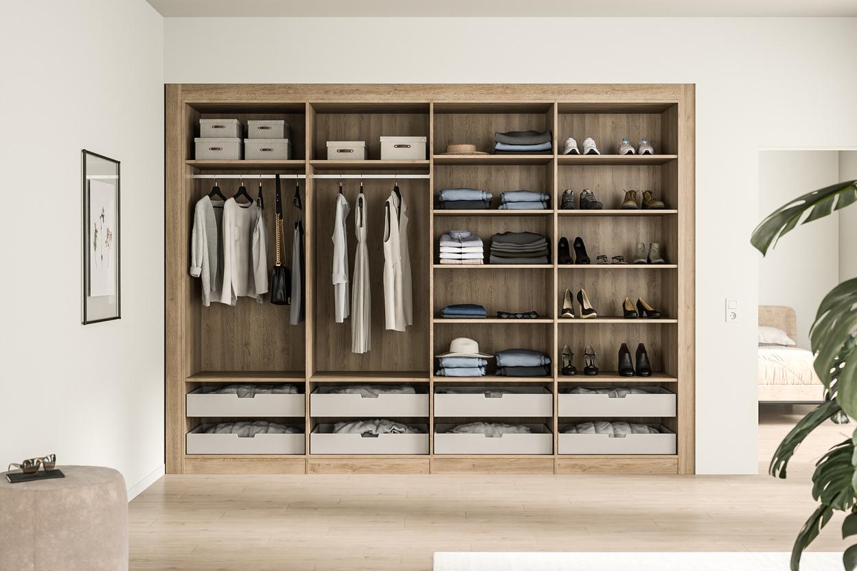 Offener Kleiderschrank nach Maß aus Holz mit organisiertem Innenraum Ein maßgefertigter Holzkleiderschrank, offen gezeigt, mit ordentlich angeordneter Kleidung, Schuhen und Aufbewahrungsboxen.