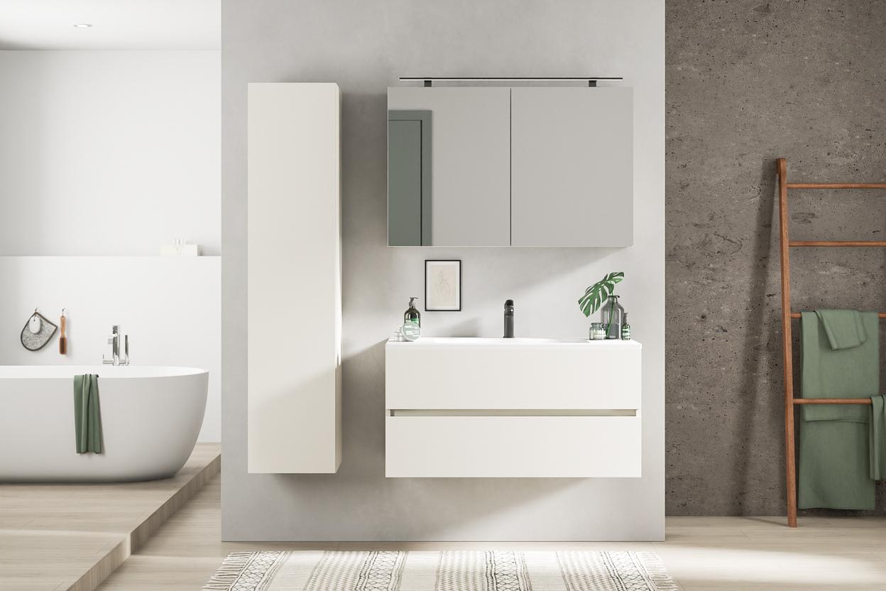 Minimalistisches Bad nach Maß mit klaren Linien Maßgefertigtes Bad mit schlichtem weißen Waschtisch, Spiegelschrank und betonfarbenen Wänden für einen modernen, puristischen Look.