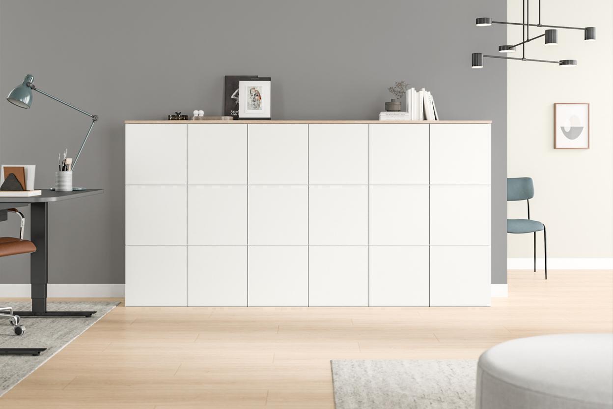 Zeitgenössische Kommode nach Maß mit klarem Design in einem modernen Arbeitszimmer Maßgefertigte, weiße Kommode mit sauberer Linienführung und minimalistischem Stil, stehend auf einem hellen Holzboden.