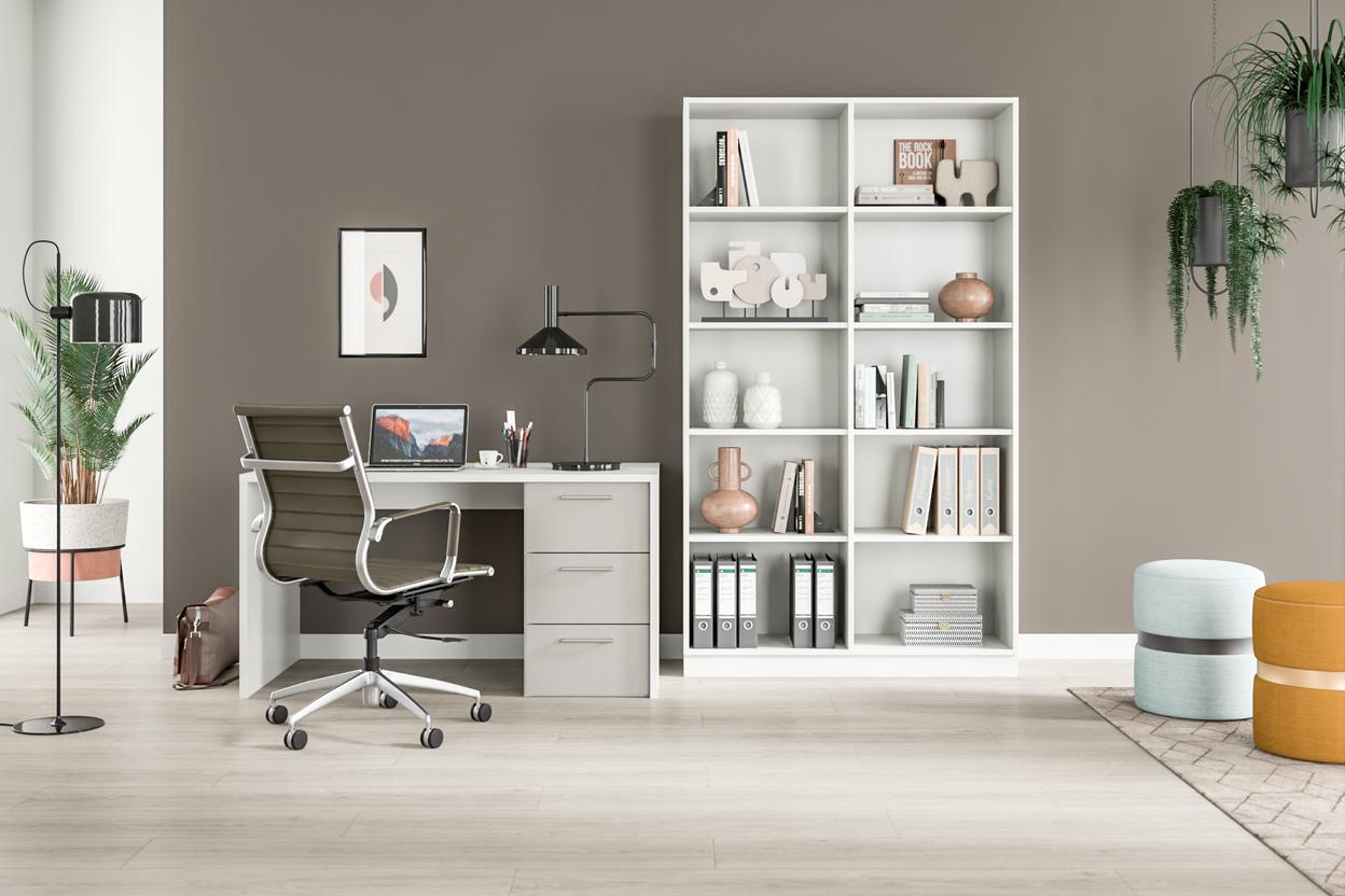 Modernes Arbeitszimmer mit maßgefertigtem Regal Helles Zimmer mit maßgefertigtem, weißem Regal voller Bücher und Deko, Schreibtisch mit Computer, Pflanzen und Stühlen.