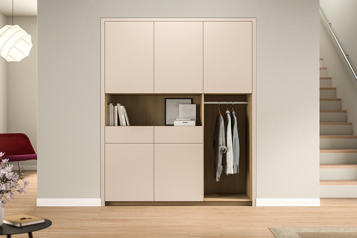 Eleganter Einbauschrank nach Maß im Eingangsbereich. Maßgefertigter Einbauschrank in cremefarbener Ausführung mit offenen und geschlossenen Bereichen, optimiert für Stauraum im Eingangsbereich eines Hauses.