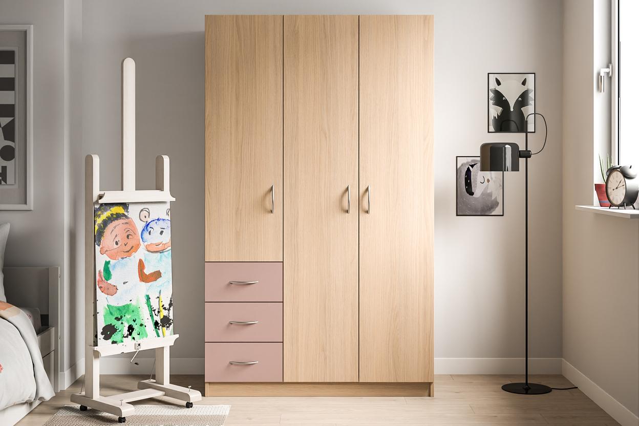 Großer Schrank nach Maß im kunterbunten Kinderzimmer. Ein hoher, helles Holz und rosa Schubladen kombinierender Schrank nach Maß, passend zu den lebhaften Farben und der spielerischen Einrichtung des Kinderzimmers.