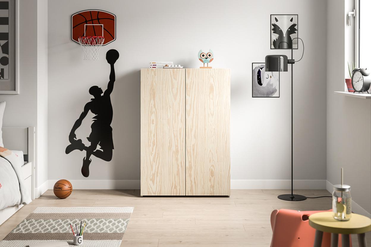 Maßgefertigter Holzschrank im sportlich dekorierten Kinderzimmer. Ein schlichter, maßgefertigter Holzschrank in einem Kinderzimmer, umgeben von spielerischer Dekoration, darunter ein Basketballkorb und -schattenbild.