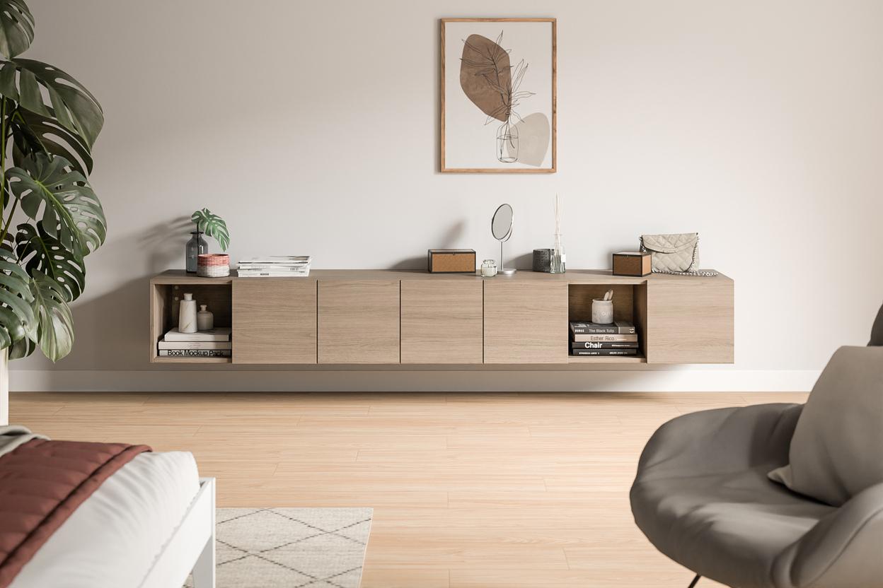 Maßgefertigtes Sideboard in Holzoptik Elegantes, maßangefertigtes Sideboard in heller Holzoptik mit offenen Fächern und Schubladen, dekoriert mit Pflanzen und Büchern.