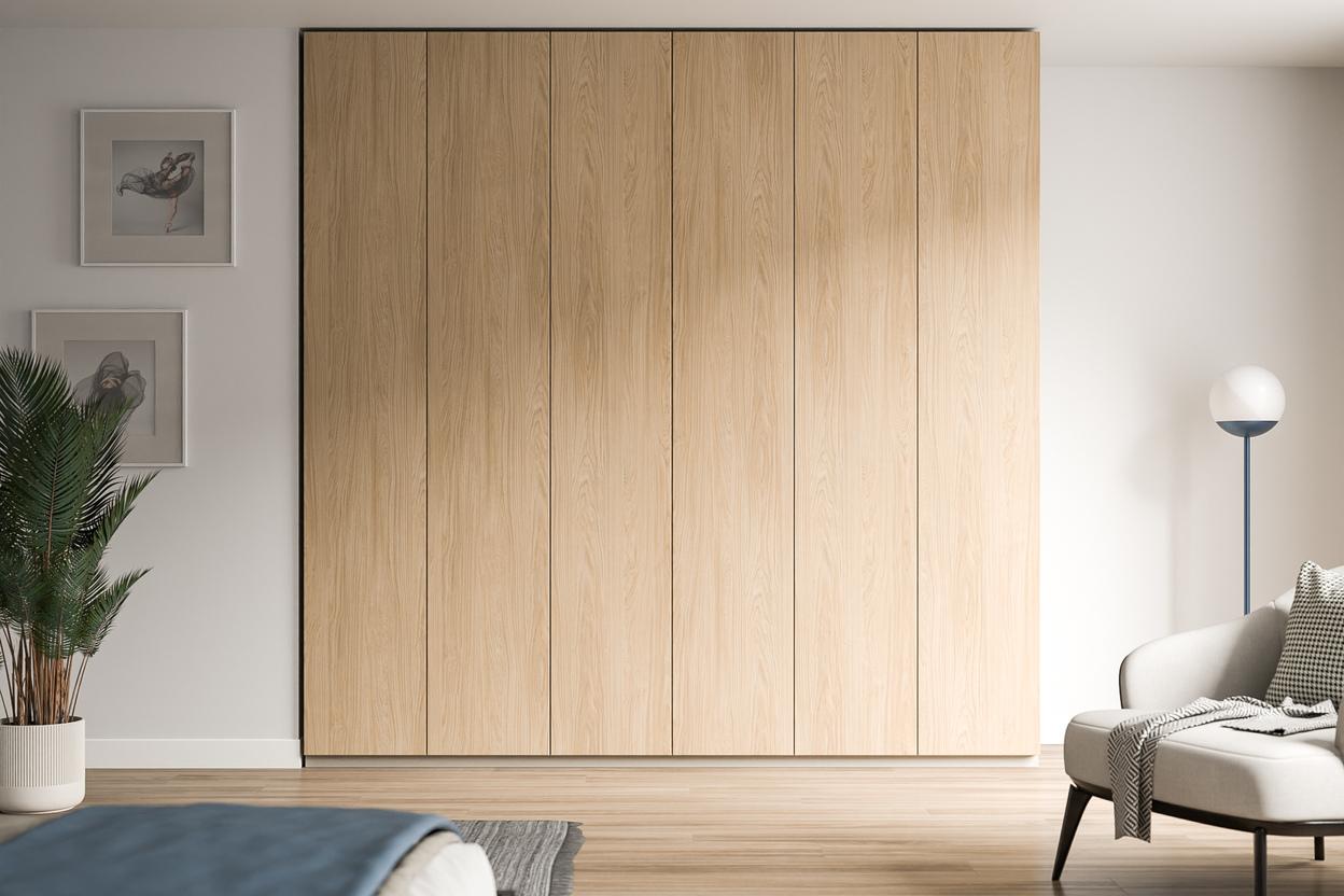 Moderner, heller Schrank nach Maß in einem zeitgenössischen Schlafzimmer Großer, maßangefertigter Schrank mit natürlicher Holzmaserung in einem eleganten Schlafzimmer, minimalistisch im Design.