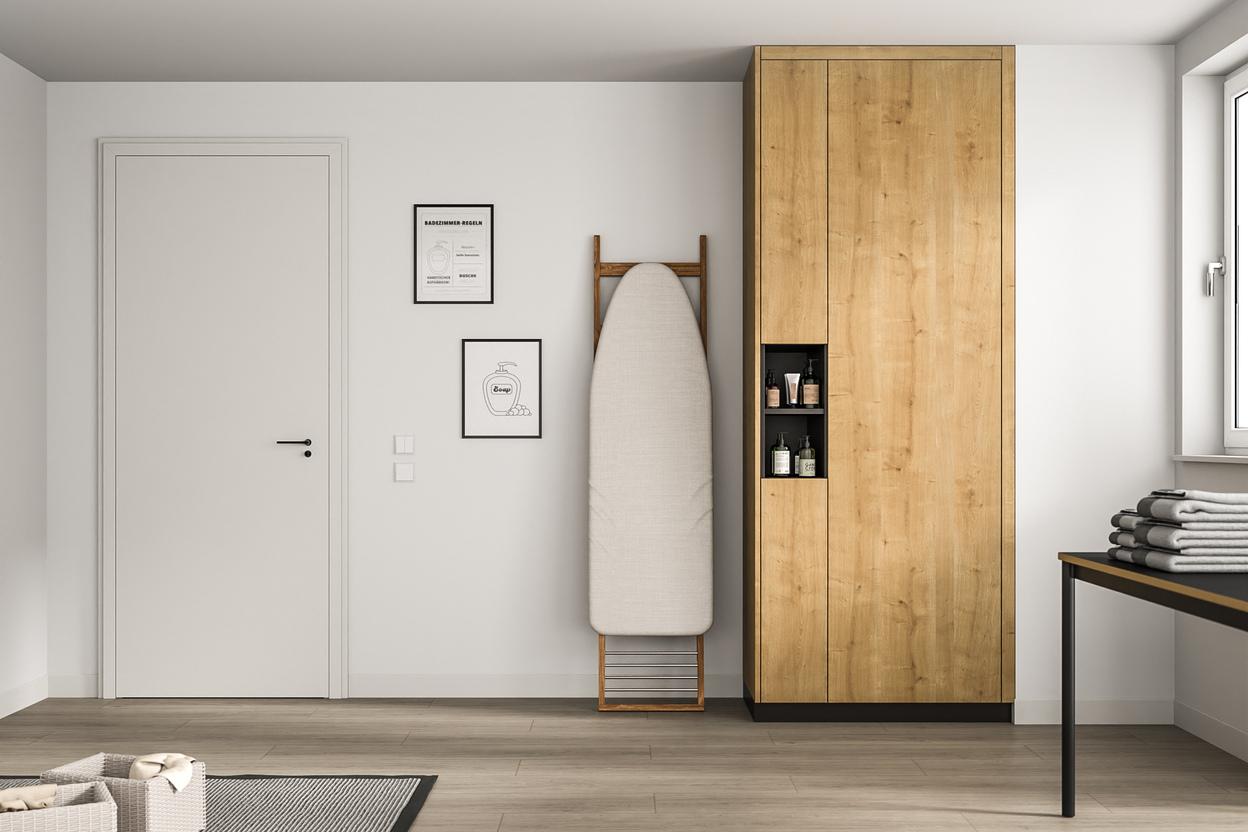 Moderner, maßangefertigter Holzschrank in minimalistischem Raum. Ein hoher, maßgeschneiderter Holzschrank in natürlicher Maserung steht neben einem Bügelbrett, gegenüber einer weißen Tür und minimalistischer Wandkunst.